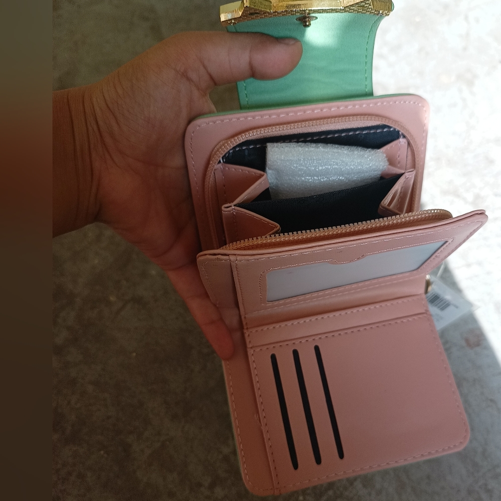 Cute Bi-fold wallet 💚 - Picture 8 of 9